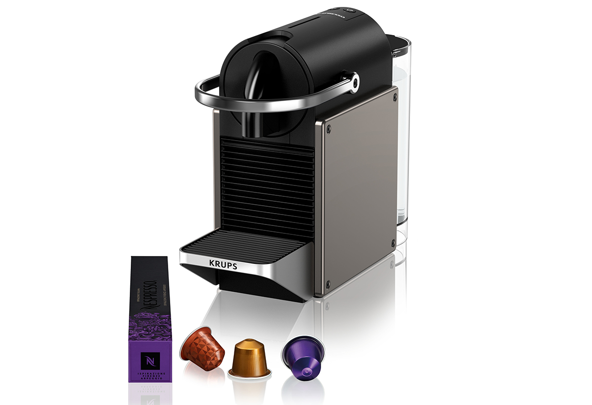 Στην φωτογραφία απεικονίζεται με κάψουλες